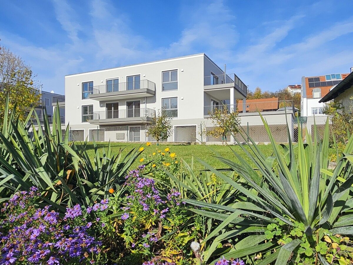 Wunderschöne und großzügige NEUBAU-Wohnung mit riesiger Terrasse & Garten, Garage und Carport.