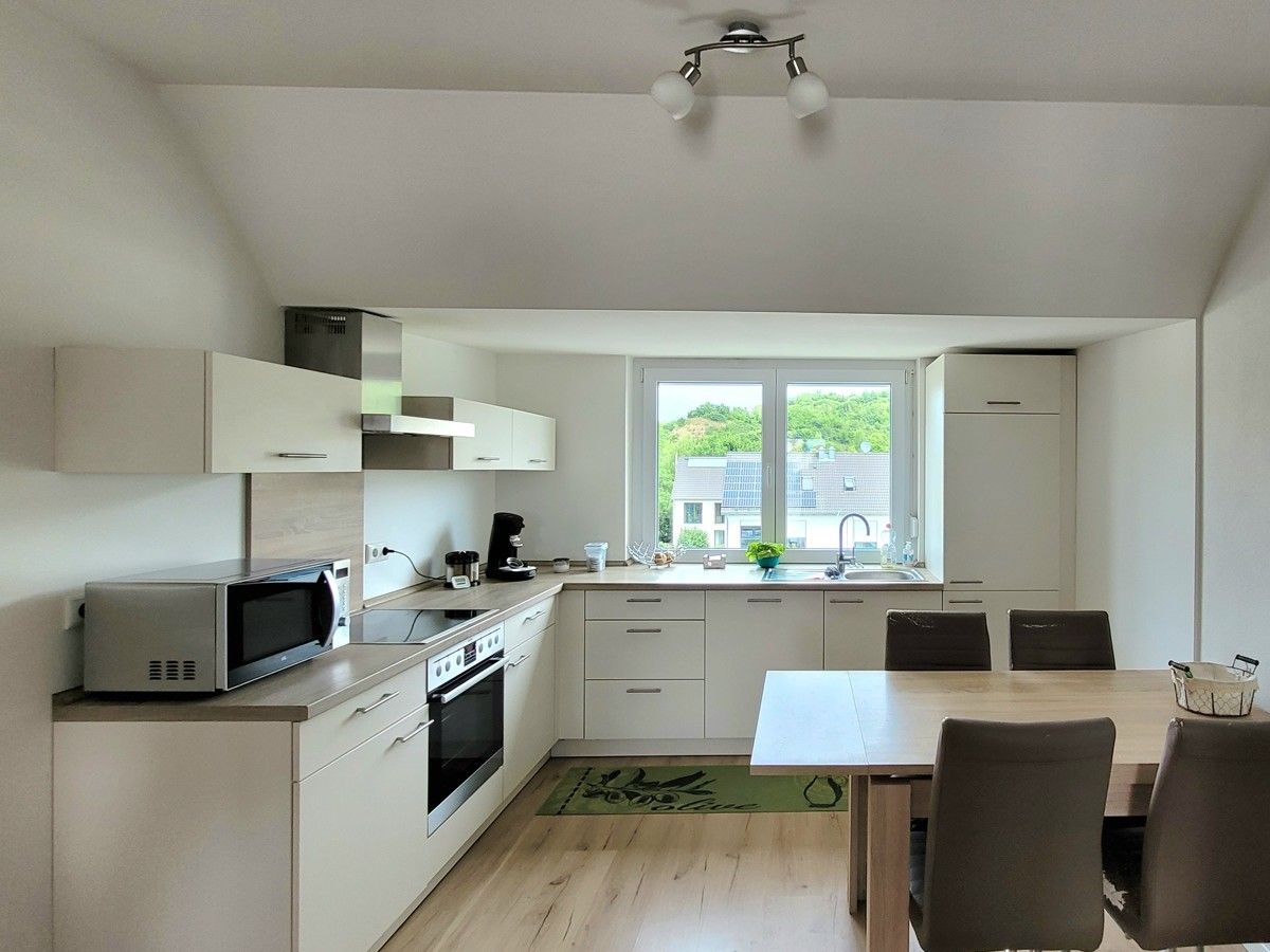 Toll geschnittene DG-Wohnung mit Balkon, Tageslichtbad, Abstellkammer und Carport in Schwabelweis!