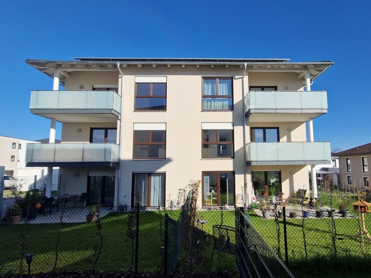 Traumwohnung mit Tageslichtbad, Einbauküche, Abstellraum u. großer Südwest-Terrasse mit Garten!